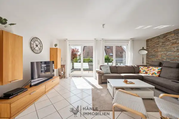 Wohnzimmer mit Zugang zum Balkon