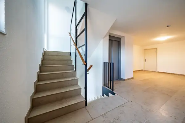 Treppenhaus mit Aufzug