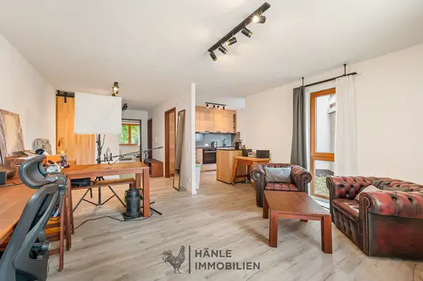Wohnbereich mit Blick in die Küche