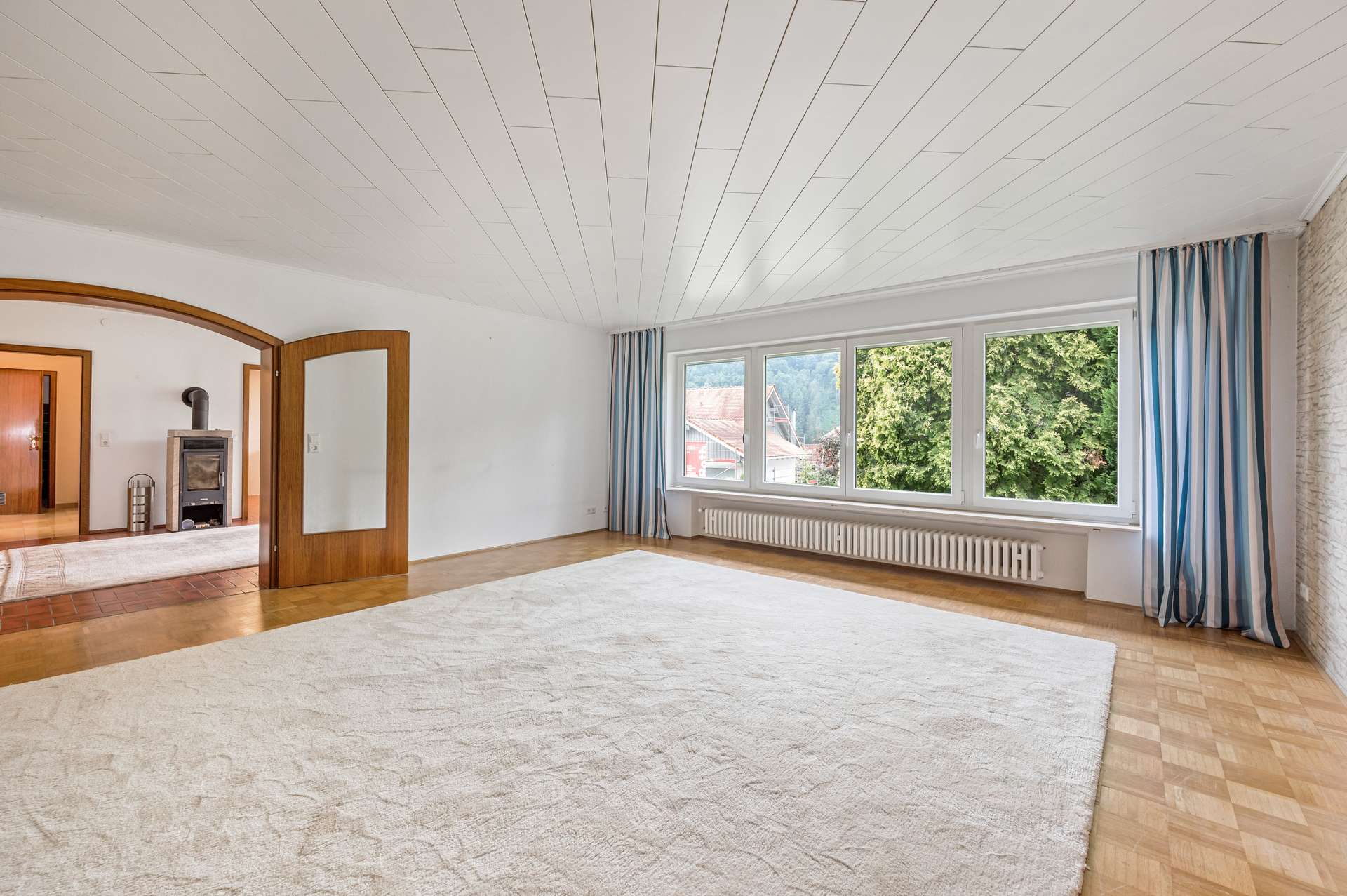 Wohnzimmer mit Blick ins Esszimmer