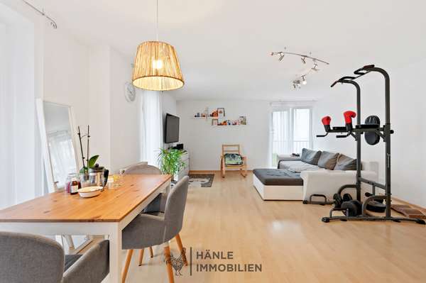 Essbereich mit Wohnzimmer