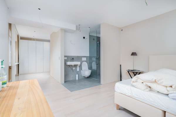 Schlafzimmer mit ensuite Bade- und Ankleidezimmer