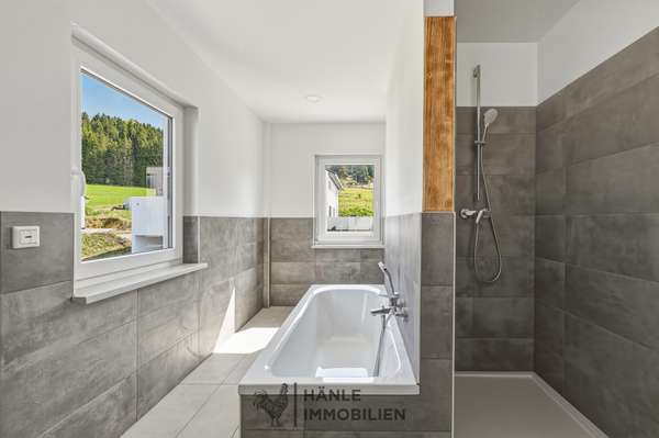 Badezimmer mit viel Tageslicht