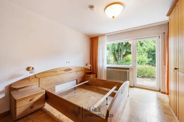Schlafzimmer mit Zugang in den Garten