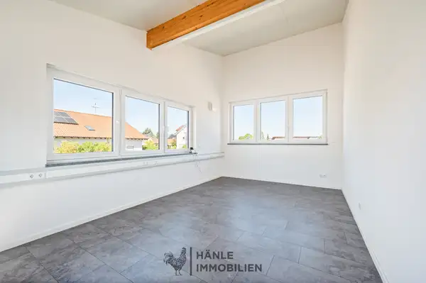 Büro mit großzügiger Fensterfront