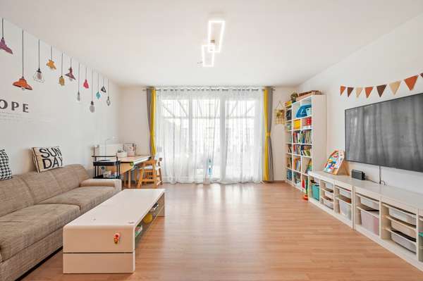 helles Wohnzimmer mit Zugang zur Terrasse