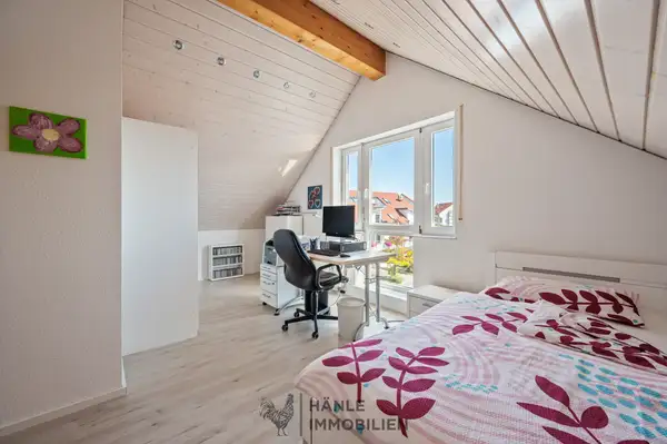 Zimmer mit Arbeitsbereich im DG