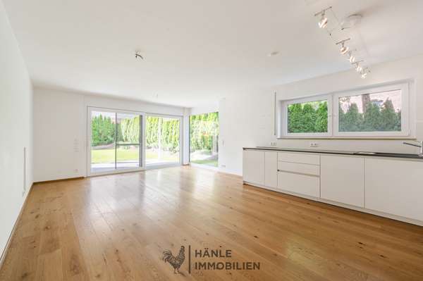 Küche mit Blick ins Wohnzimmer