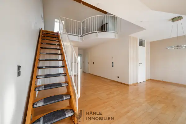 Wohn-Essbereich mit Blick zur Galerie