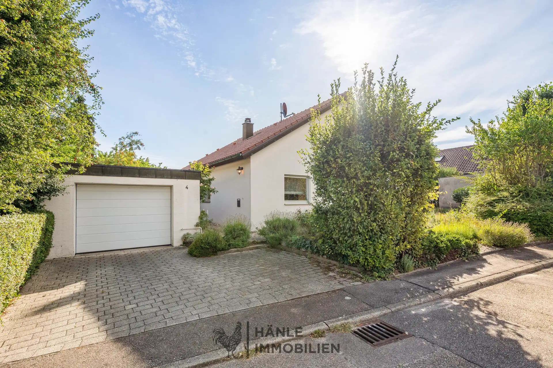 Außenansicht mit Garage