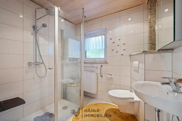 Badezimmer mit Fenster
