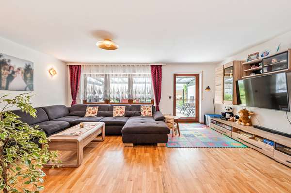 Wohnzimmer mit Zugang zur Terrasse und Garten