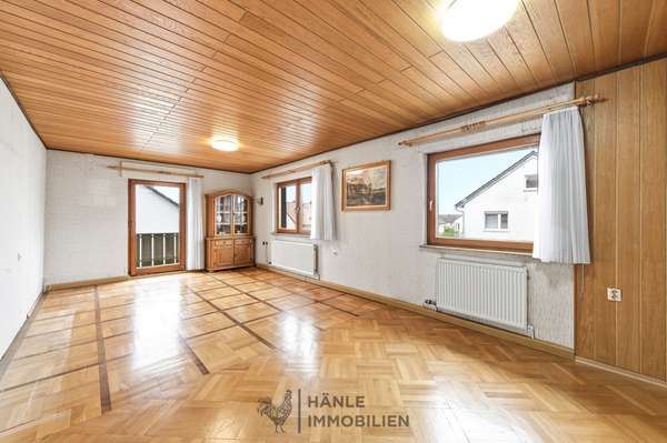 Wohnzimmer mit schönem Parkettboden
