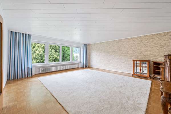 Wohnzimmer mit großer Fensterfront