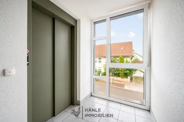 Treppenhaus mit Aufzug