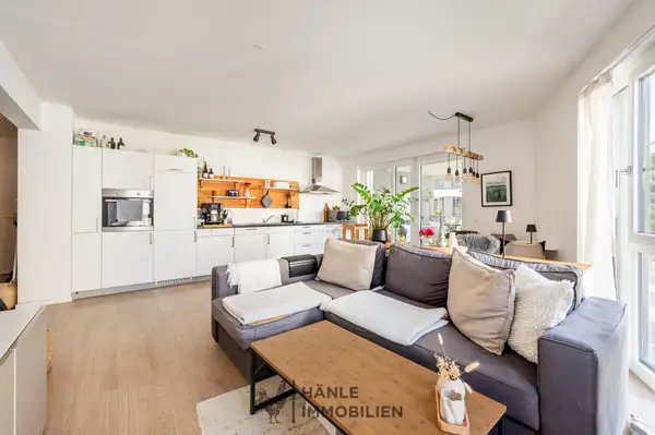 Wohnzimmer mit Blick auf die Küche