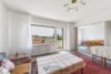 Reihenmittelhaus mit Garage zu verkaufen! - Wohnzimmer mit Zugang zum Balkon im OG